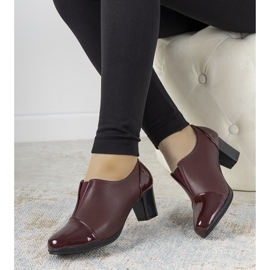 Kastanienbraune Brogues auf dem Posten von Villareal rot 1