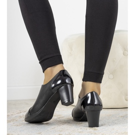 Schwarze Schuhe auf dem Posten von Villareal 1