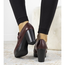 Kastanienbraune Brogues auf dem Hersilia-Posten rot 1