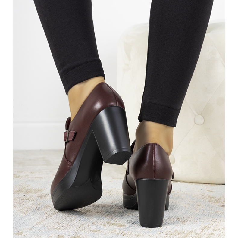 Kastanienbraune Brogues auf dem Hersilia-Posten rot 1