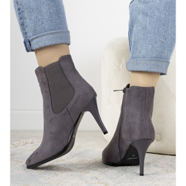 Graue Stiefel auf einem Varela-Absatz 1