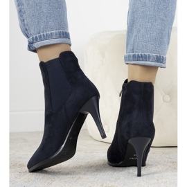 Marineblaue Stiefel auf einem Varela-Absatz 1