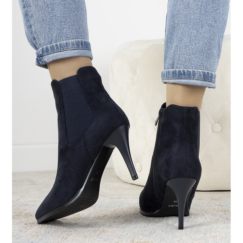 Marineblaue Stiefel auf einem Varela-Absatz 1