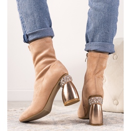 Rosa Stiefel auf einem dekorativen Bazin-Pfosten 1