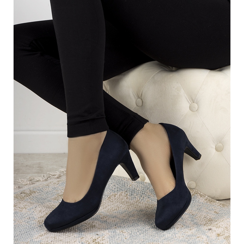 Marineblaue Pumps auf einer Anstecknadel von Eiffel 1