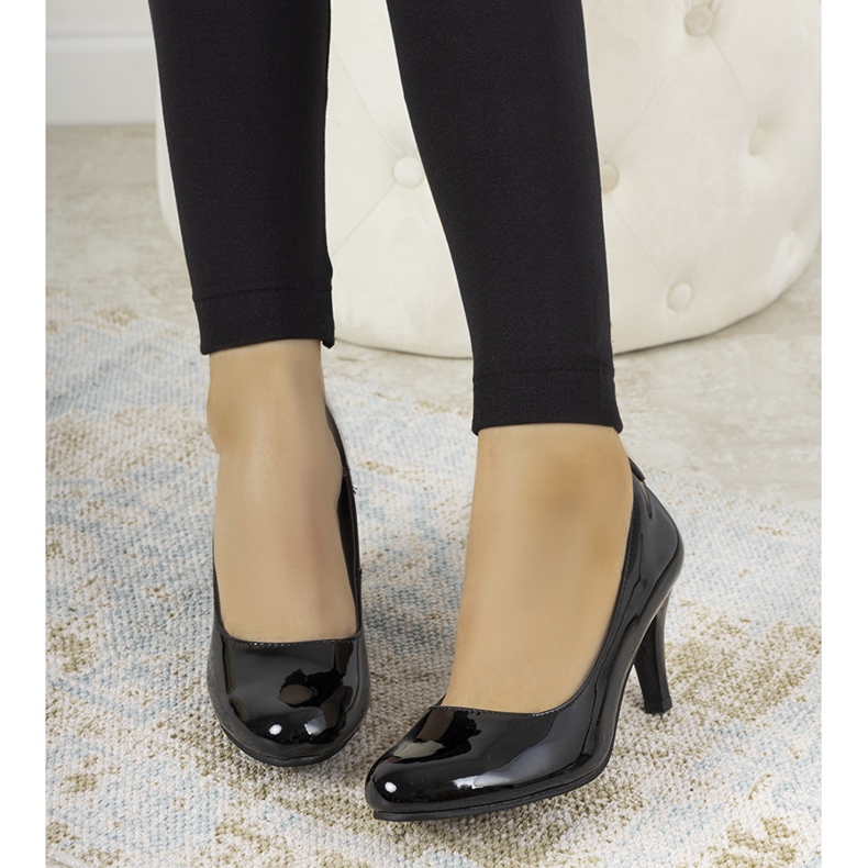 Schwarze Lackpumps an der Zamora-Säule 1