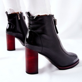 S.Barski Schwarze Damenstiefel lackiert auf einem Baumwollpfosten 1