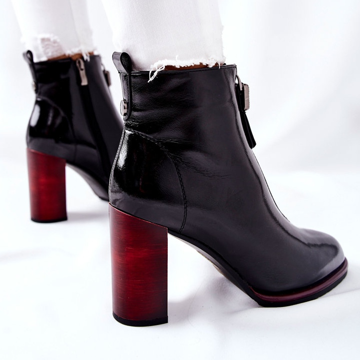 S.Barski Schwarze Damenstiefel lackiert auf einem Baumwollpfosten 1