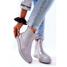 PS1 Glänzende Regenstiefel auf der grauen Wasserfallplattform 2