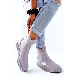 PS1 Glänzende Regenstiefel auf der grauen Wasserfallplattform 1