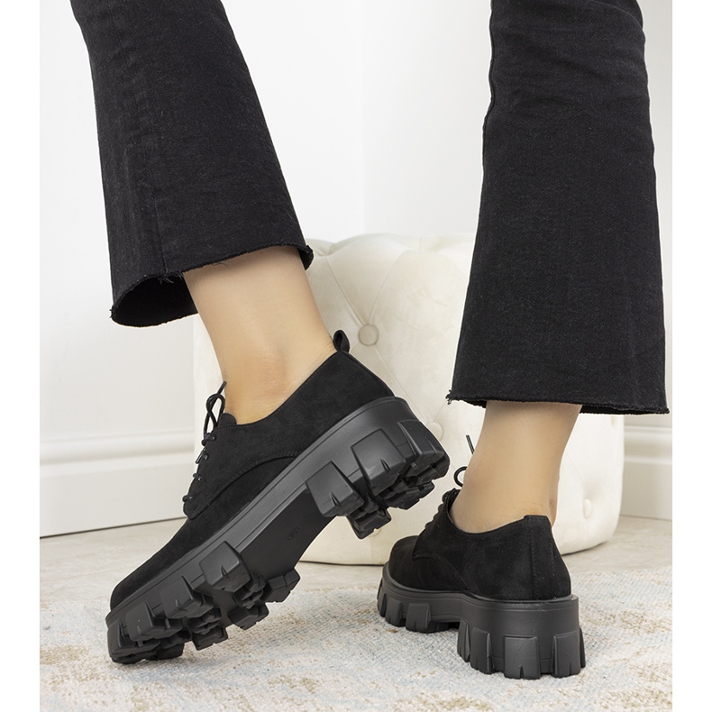 Schwarze Schuhe auf dicker Melisande-Sohle 1