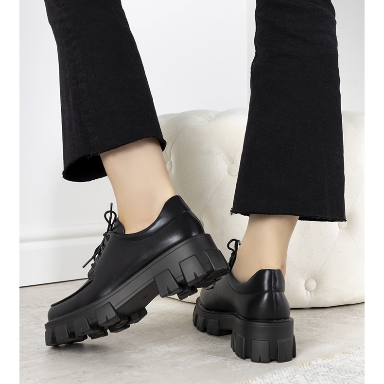 Schwarze Schuhe auf einer dicken Lamare-Sohle 1