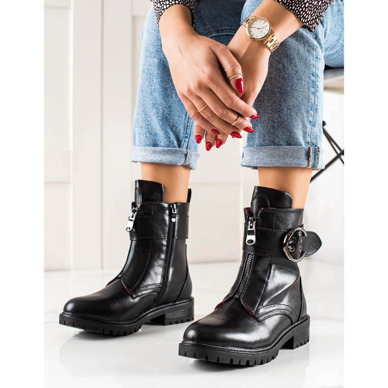 Erynn Schwarze Arbeiter mit einer Schnalle 1