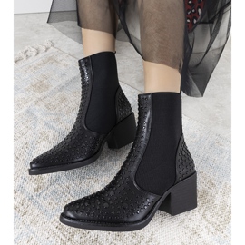 Schwarze Stiefel verziert mit Camus-Nieten 1