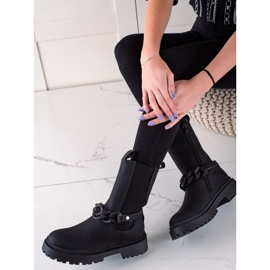 TRENDI Schwarze Arbeiter mit einem dekorativen Gürtel 1