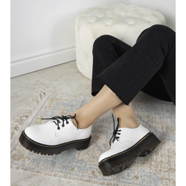 Weiße Schuhe auf dicker Ronde-Sohle 1