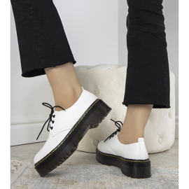 Weiße Schuhe auf dicker Ronde-Sohle 2