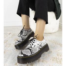 Schwarze Schuhe mit Schlangenleder-Motiv auf dicker Ronde-Sohle weiß 1
