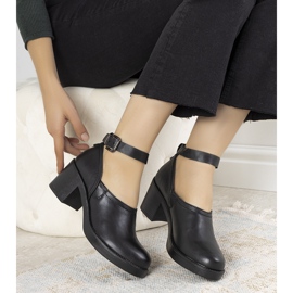 Schwarze Schuhe auf dem Posten von Christiane 1