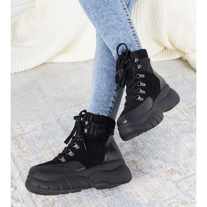 Schwarze Wintersneaker mit dem Miron Tiermotiv 1