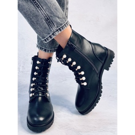 Arbeiter mit glänzenden schwarzen Perlen 1