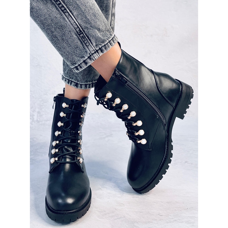 Arbeiter mit glänzenden schwarzen Perlen 1