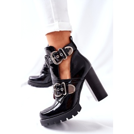 Stiefel an einer schwarz lackierten Bramshall-Schnalle 2