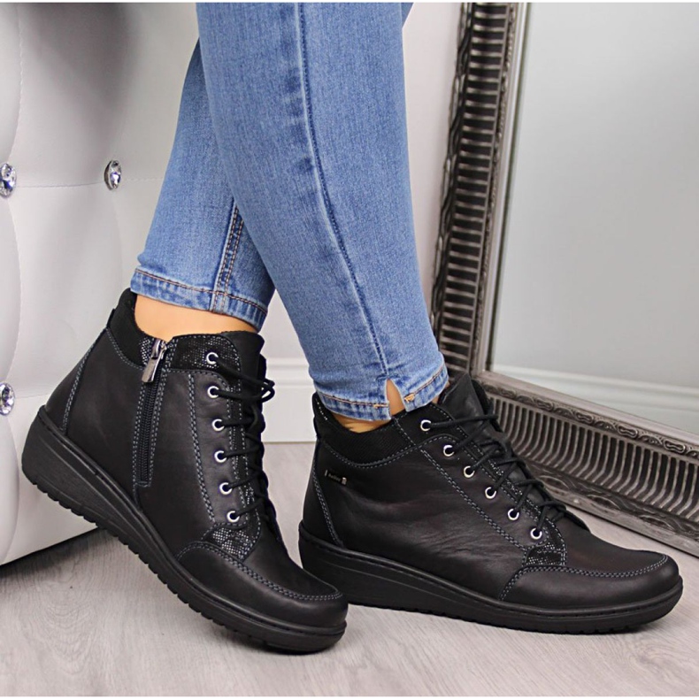 Schwarze Lederstiefel mit Keilabsatz Helios W H524B 1