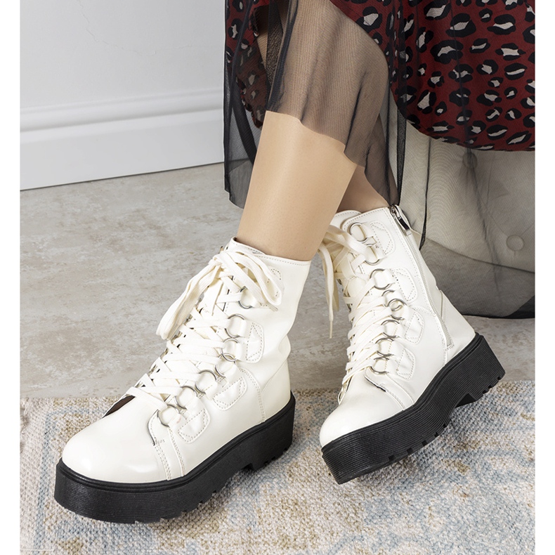 Weiße Stiefel auf einer hohen Orane-Sohle naturfarben 1