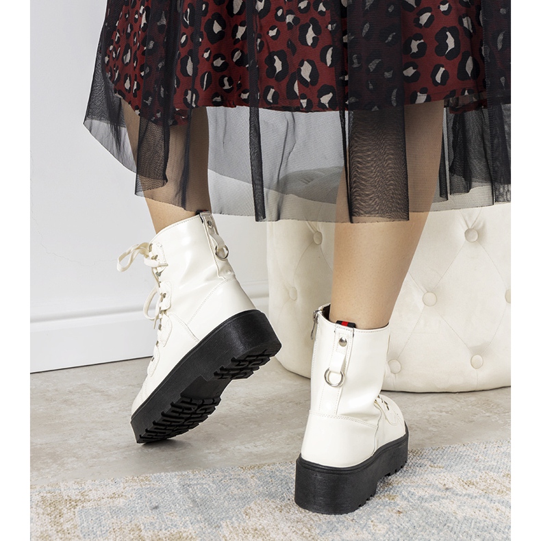 Weiße Stiefel auf einer hohen Orane-Sohle ecru 2