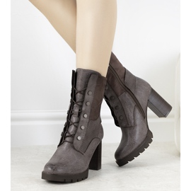 Braune Stiefeletten am Alvarado-Pfosten grau 2