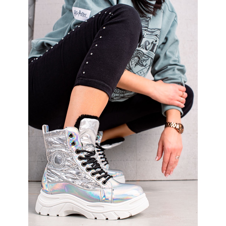 Silberne Stiefel auf der VINCEZA-Plattform 2