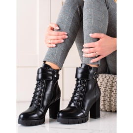 W. Potocki Geschnürte Arbeiter auf einem Lederpfosten schwarz 1