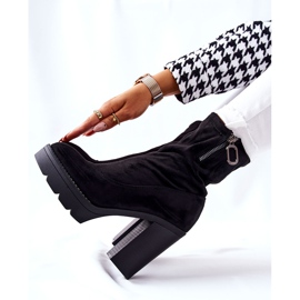 PG1 Schwarze Marlevo Wildleder Booties auf einem Pfosten 2