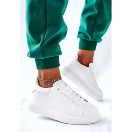 Sportschuhe aus Leder auf einer weißen Lemmy-Plattform 2