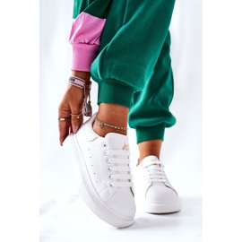 Sportschuhe aus Leder auf einer weißen Lemmy-Plattform 1