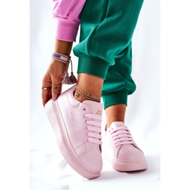 Sportschuhe aus Leder auf der rosa Lemmy-Plattform 2