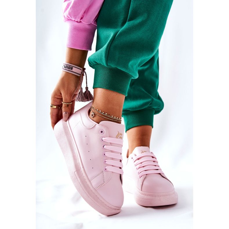 Sportschuhe aus Leder auf der rosa Lemmy-Plattform 2