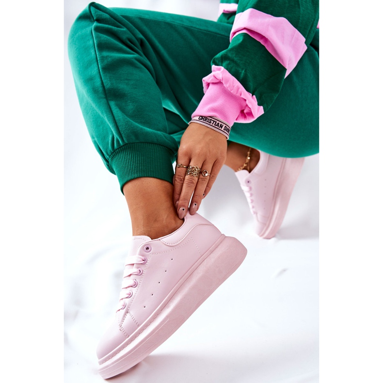 Sportschuhe aus Leder auf der rosa Lemmy-Plattform 1