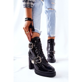 Lackierte Stiefel an einer Bar Schwarzes Flaris mit Schnalle 1