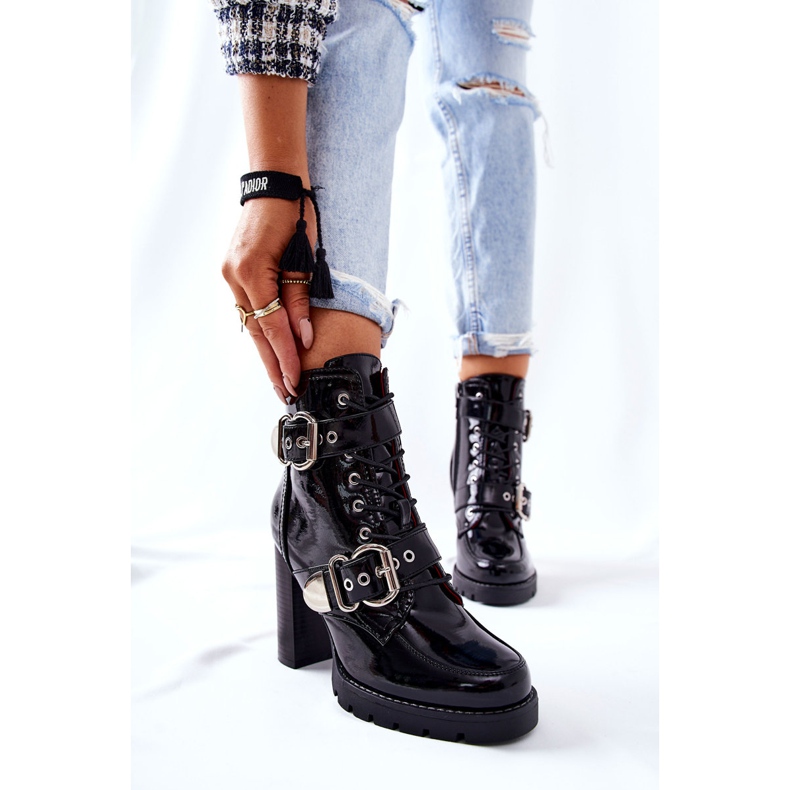 Lackierte Stiefel an einer Bar Schwarzes Flaris mit Schnalle 1