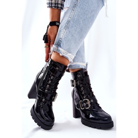 Lackierte Stiefel an einer Bar Schwarzes Flaris mit Schnalle 2