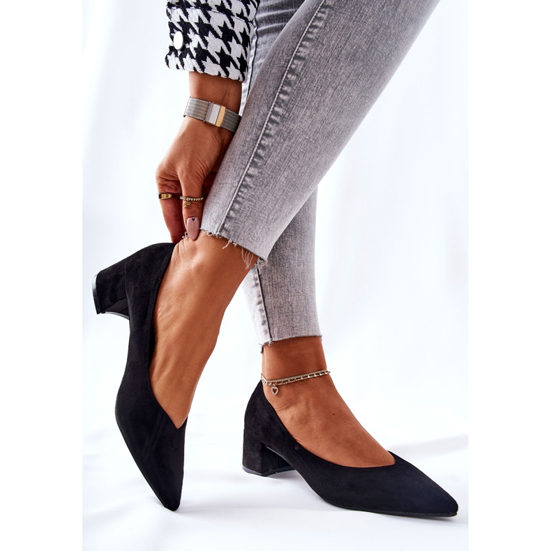 PG1 Wildleder Pumps auf einem schwarzen Rossie Post 2