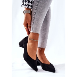 PG1 Wildleder Pumps auf einem schwarzen Rossie Post 1