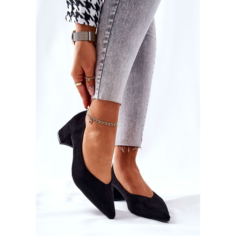 PG1 Wildleder Pumps auf einem schwarzen Rossie Post 1