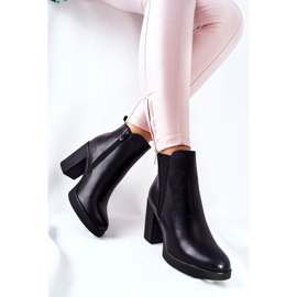 PG1 Lederstiefel auf einem schwarzen Linari-Pfosten 2