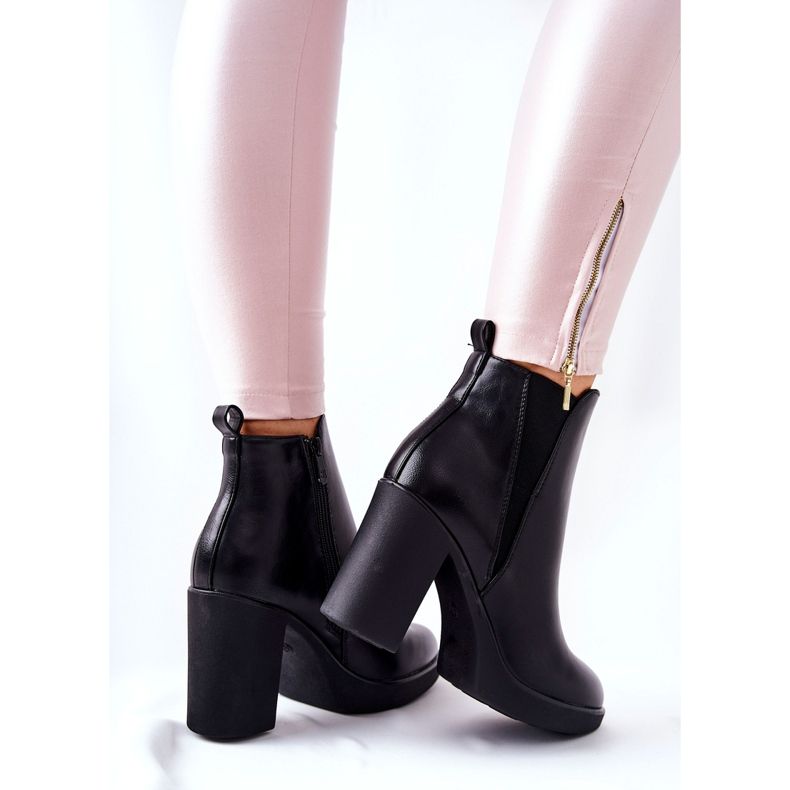 PG1 Lederstiefel auf einem schwarzen Linari-Pfosten 1