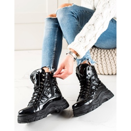 Schwarze Stiefel auf der VINCEZA-Plattform 2