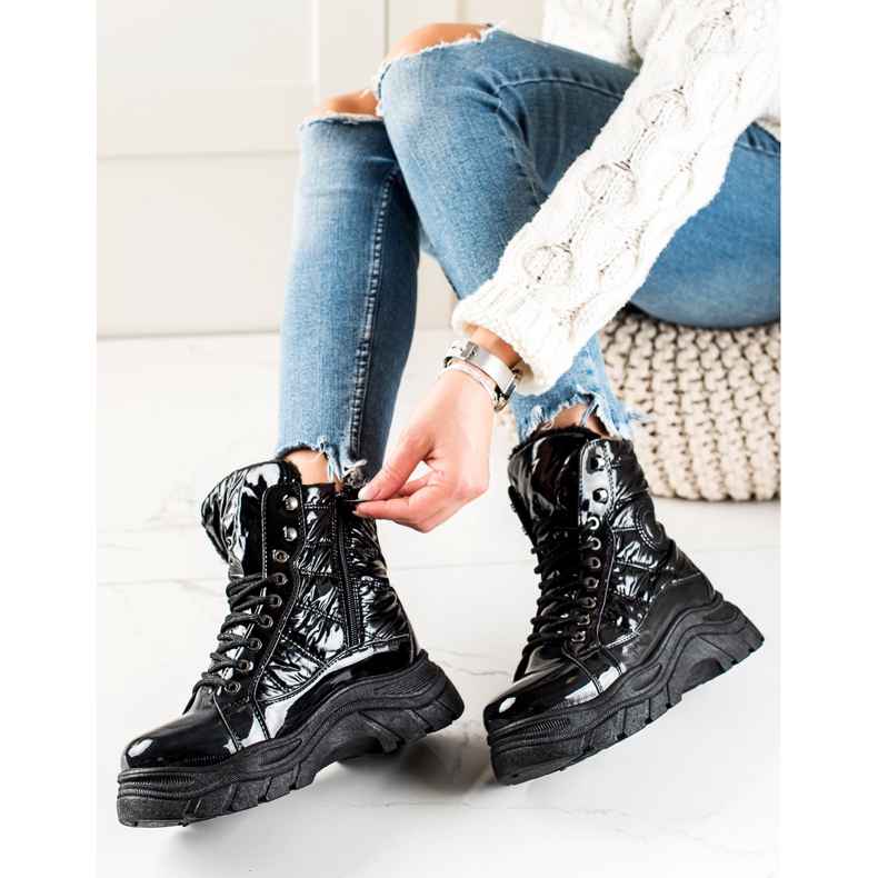 Schwarze Stiefel auf der VINCEZA-Plattform 2