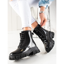 Sergio Todzi Schwarze Trapper auf der Plattform 2